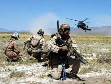 Με αμερικανικά ελικόπτερα εγκαταλείπουν την Deir ez-Zor ένοπλοι της ISIS - Ιράν: Τους μεταφέρουν στην κεντρική Ασία